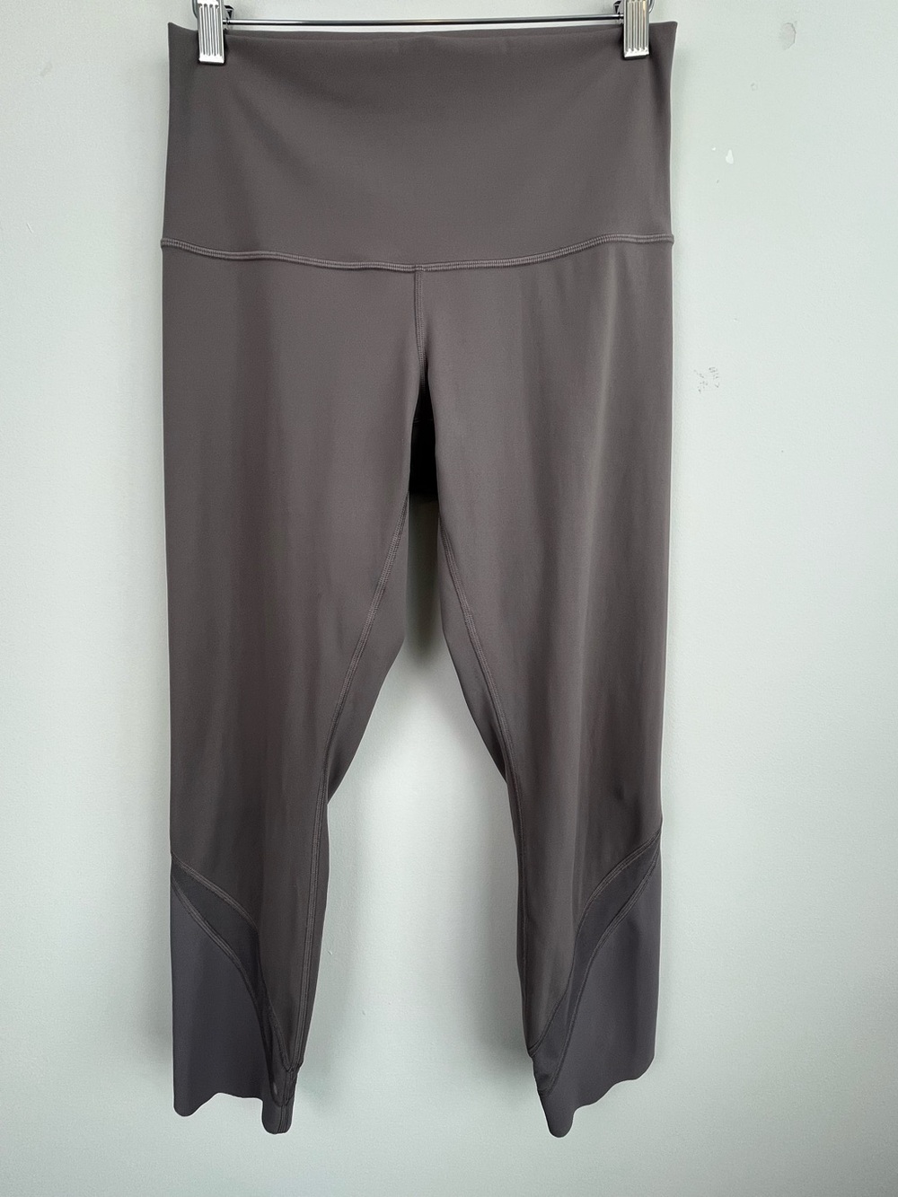 Lululemon mauve Wunder Under High Rise Crop Scallop leggings, estimated size 6.